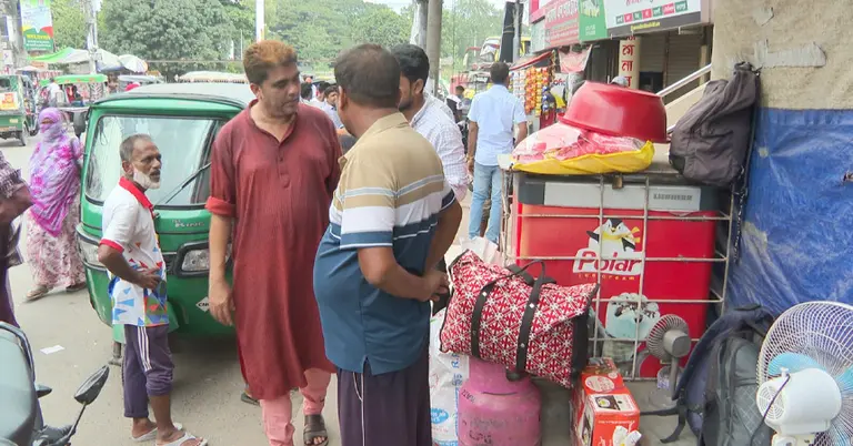 বাস বন্ধ থাকায় ভোগান্তিতে যাত্রীরা